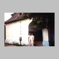 006-1029 Ursel Quednau und Gerda Hoehle im Jahre 1995 neben der Schule Biothen.jpg